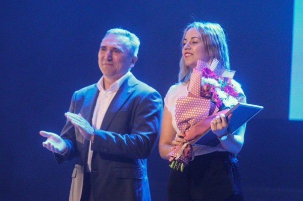 Глава Тюменской области вручил региональные награды участникам Российской студвесны 