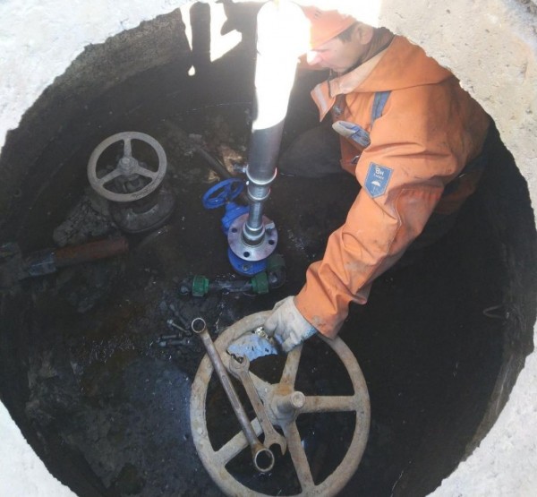 В Тюмени врезку нового водопровода в магистраль сделали без отключения воды 