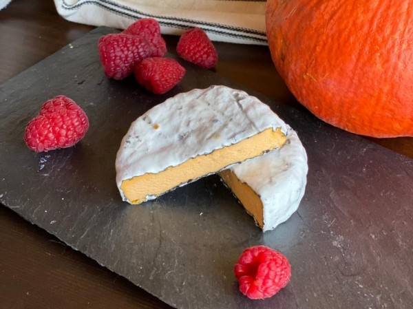 Сыр по бабушкиному рецепту начала варить из молока породистых буренок тобольский фермер