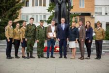 Поисковики передали родственникам бойца Александра Шадрина его медальон