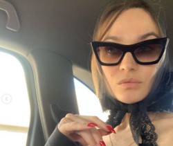 В соцсетях осудили Водонаеву за фото на могиле Балабанова. «Выглядите комично» В соцсетях осудили Водонаеву за фото на могиле Балабанова. «Выглядите комично»