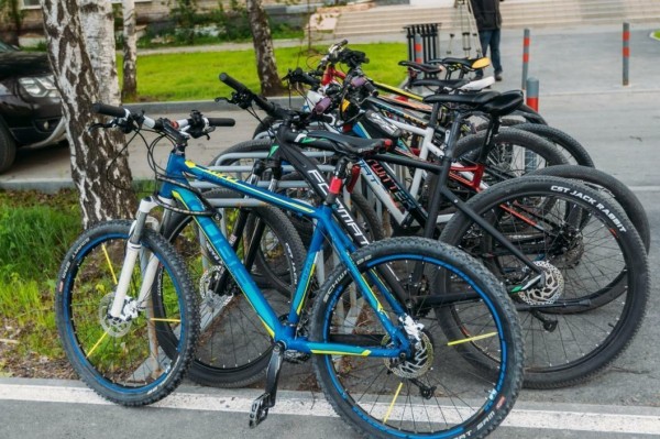 Тюменские автоинспекторы научат детей безопасному вождению велосипедов Тюменские автоинспекторы научат детей безопасному вождению велосипедов