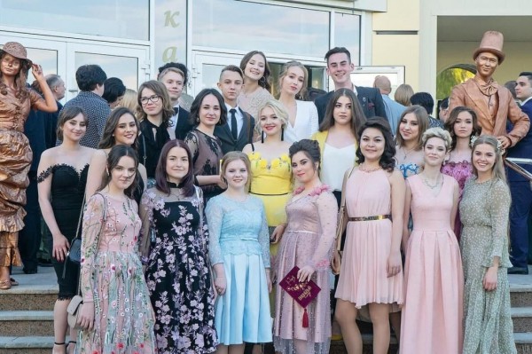 Стилист Марина Бауэр не советует выпускницам черный цвет