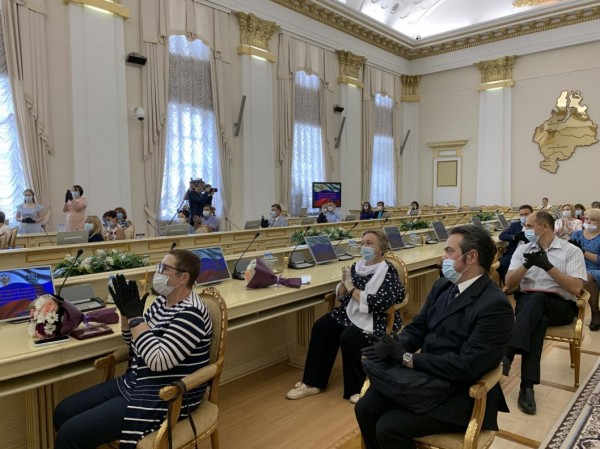 Александр Моор вручил награды медработникам Тюменской области