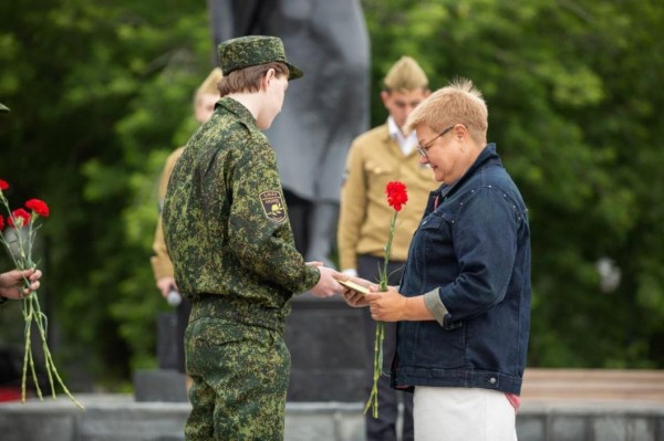 Поисковики передали родственникам бойца Александра Шадрина его медальон