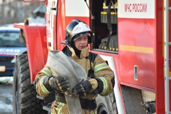 В Тюмени на улице Сеченова потушили загоревшиеся надворные постройки