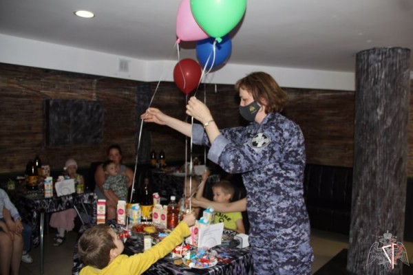 В Тюмени росгвардейцы поздравили с праздником детей из центра "Творчество"