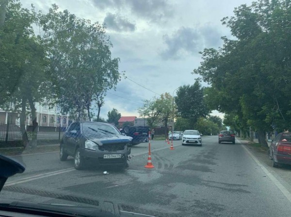 "Ниссан" и BMW столкнулись на улице Интернациональной в Тюмени