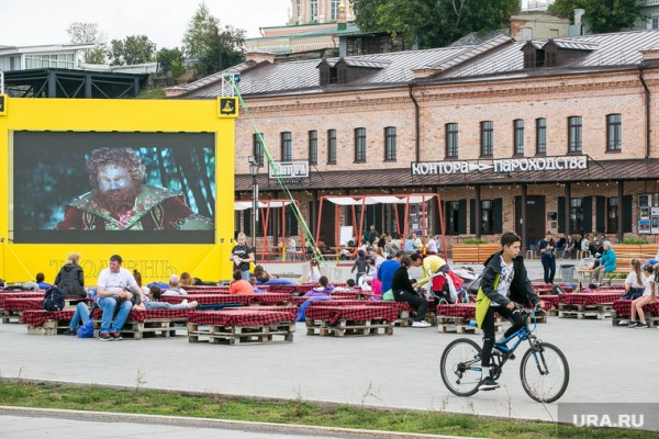 Тюмень отметила юбилей города в условиях пандемии. Фоторепортаж