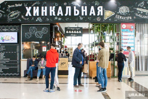 После закрытия фудкортов тюменцы штурмуют другие кафе в ТРЦ. Фото