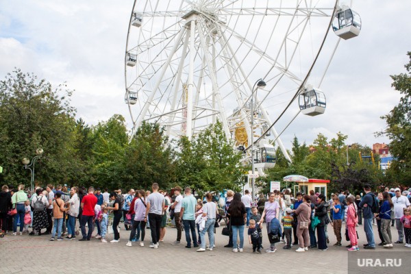 Тюмень отметила юбилей города в условиях пандемии. Фоторепортаж