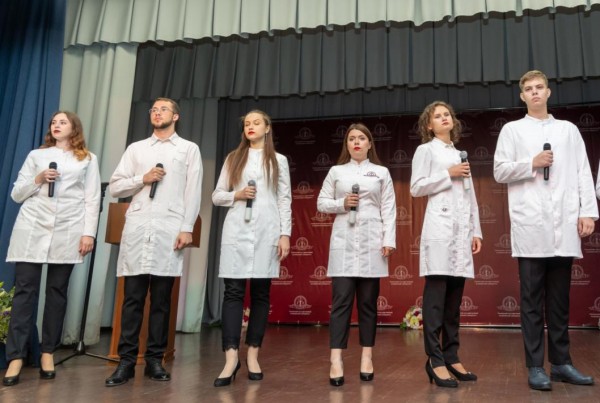 55 студентов Тюменского медуниверситета получили диплом с отличием 