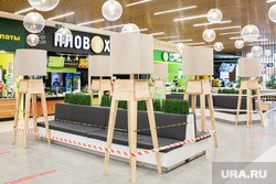 После закрытия фудкортов тюменцы штурмуют другие кафе в ТРЦ. Фото