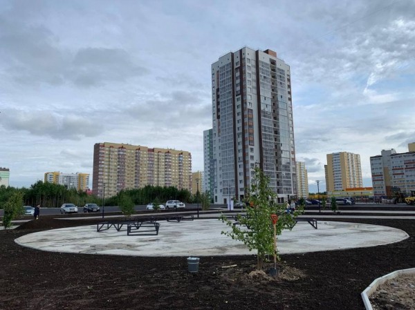 Моор в Тобольске прогулялся по обновленному скверу и сфотографировался с молодоженами Моор в Тобольске прогулялся по обновленному скверу и сфотографировался с молодоженами