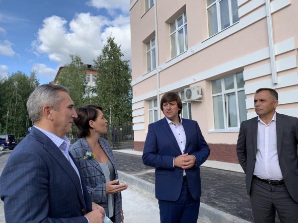 Губернатор Александр Моор проверил качество ремонта в тобольской школе 