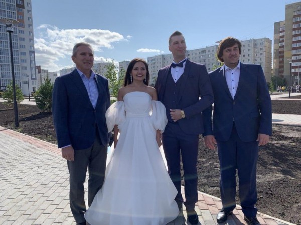 Моор в Тобольске прогулялся по обновленному скверу и сфотографировался с молодоженами Моор в Тобольске прогулялся по обновленному скверу и сфотографировался с молодоженами