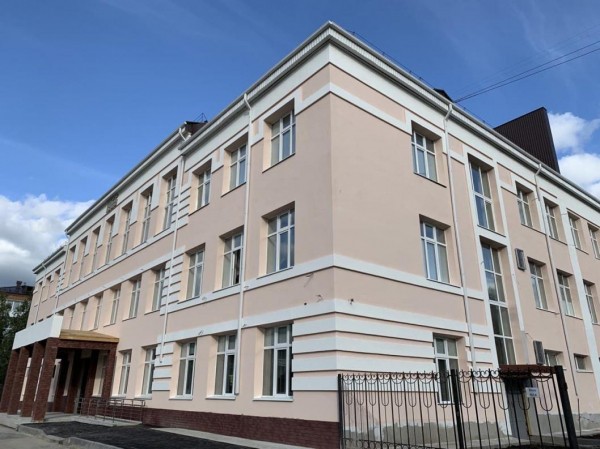 Губернатор Александр Моор проверил качество ремонта в тобольской школе 