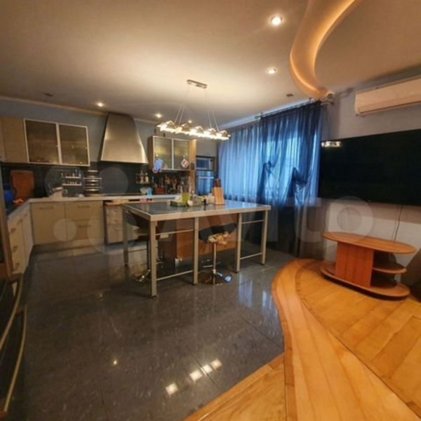 В Тюмени продается квартира по цене офисного здания