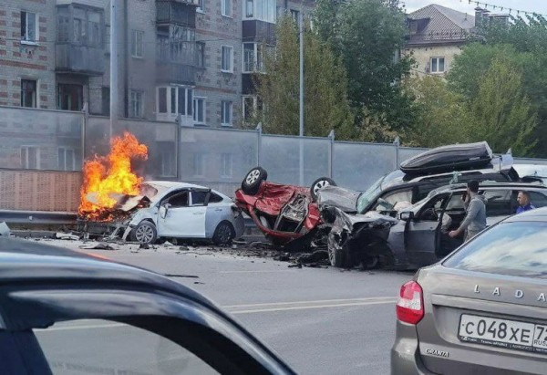 На мосту в Тюмени столкнулись пять машин. Одно авто загорелось. Фото, видео На мосту в Тюмени столкнулись пять машин. Одно авто загорелось. Фото, видео