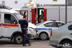 На мосту в Тюмени столкнулись пять машин. Одно авто загорелось. Фото, видео На мосту в Тюмени столкнулись пять машин. Одно авто загорелось. Фото, видео