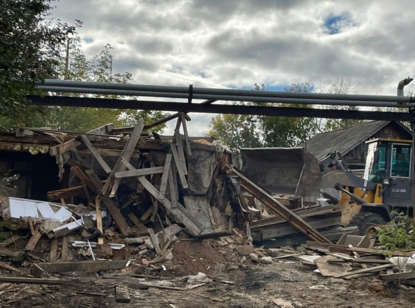 В Тюмени завершаются работы по сносу аварийного дома по улице Мельзаводской