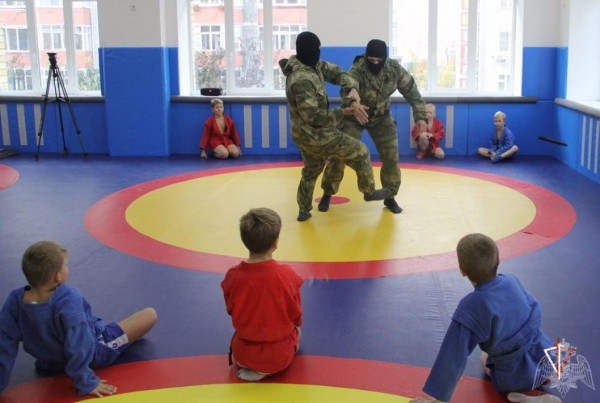 Росгвардейцы провели для юных тюменских спортсменов мастер-класс по самообороне Росгвардейцы провели для юных тюменских спортсменов мастер-класс по самообороне