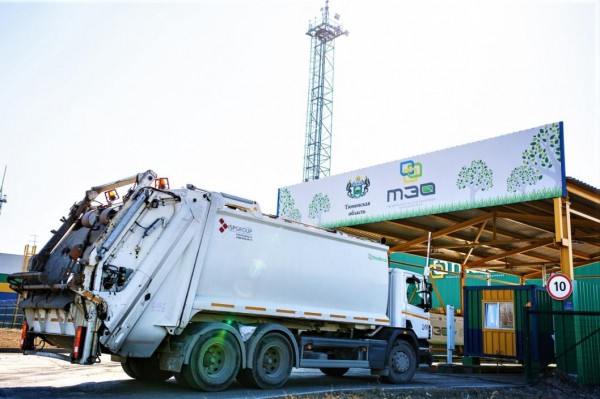 Тюменцам помогли вернуть выброшенные в мусорный контейнер документы 