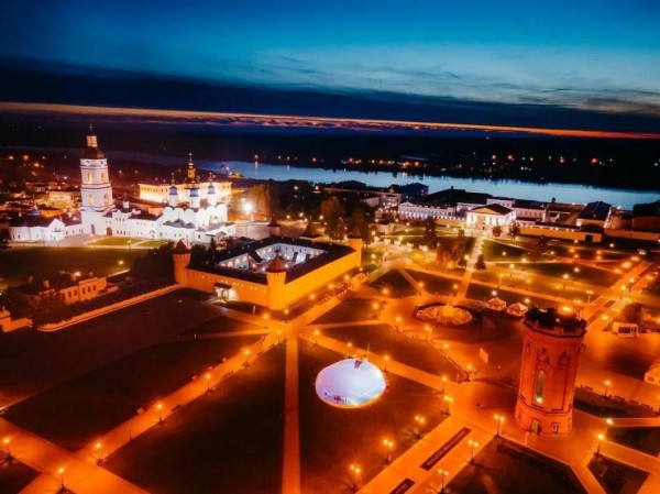 Александр Моор поделился в соцсетях фотографиями ночного Тобольска