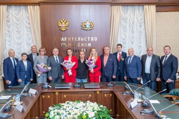 Александр Моор наградил тюменских олимпийцев и паралимпийцев Александр Моор наградил тюменских олимпийцев и паралимпийцев