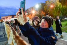 Тюменцы выстроились в большой шар на съемках финала комедии "Елки"