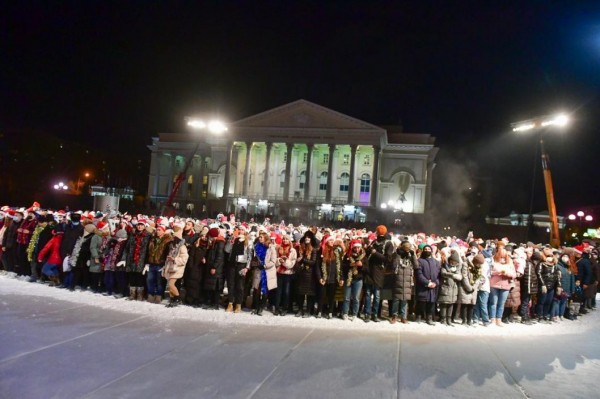 Тюменцы выстроились в большой шар на съемках финала комедии "Елки"