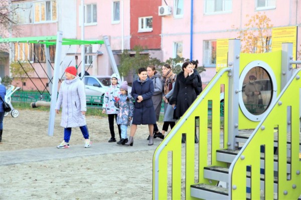 В Тюмени во дворе дома по ул. Маршала Захарова построили 1200 кв. метров тротуара и открыли 40 парковочных мест