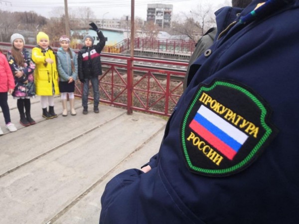Тюменских школьников предупреждают об опасности перехода железнодорожных переездов в наушниках