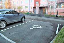 В Тюмени во дворе дома по ул. Маршала Захарова построили 1200 кв. метров тротуара и открыли 40 парковочных мест