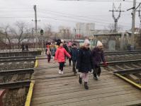 Тюменских школьников предупреждают об опасности перехода железнодорожных переездов в наушниках