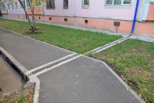 В Тюмени во дворе дома по ул. Маршала Захарова построили 1200 кв. метров тротуара и открыли 40 парковочных мест