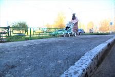 В Тюмени во дворе дома по ул. Маршала Захарова построили 1200 кв. метров тротуара и открыли 40 парковочных мест