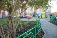 В Тюмени во дворе дома по ул. Маршала Захарова построили 1200 кв. метров тротуара и открыли 40 парковочных мест