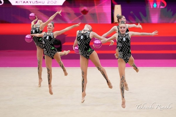 Сборная России победила в групповых упражнениях с мячами на чемпионате мира по гимнастике