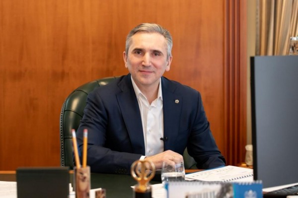 Александр Моор вручил награды педагогам Тюменской области