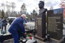 В Тюмени установили памятник Геннадию Богомякову