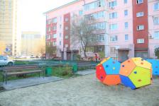 В Тюмени во дворе дома по ул. Маршала Захарова построили 1200 кв. метров тротуара и открыли 40 парковочных мест