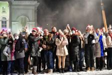 Тюменцы выстроились в большой шар на съемках финала комедии "Елки"