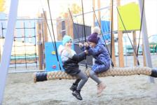 В Тюмени во дворе дома по ул. Маршала Захарова построили 1200 кв. метров тротуара и открыли 40 парковочных мест