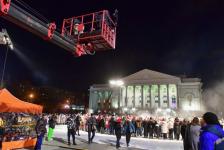 Тюменцы выстроились в большой шар на съемках финала комедии "Елки"