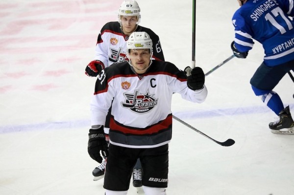 Тюменские хоккеисты переиграли на выезде "Зауралье" Тюменские хоккеисты переиграли на выезде "Зауралье"