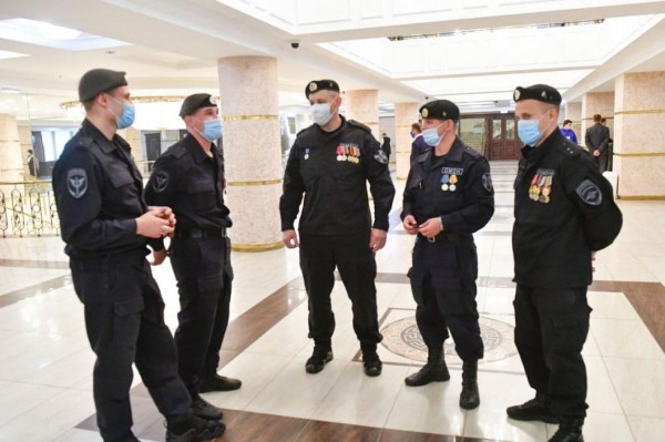 Александр Моор поздравил сотрудников Росгвардии и ОМОНа с юбилеями 