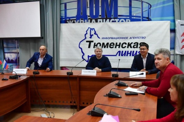 Трансляция пресс-конференции "Первый арктический заплыв моржей из Тюмени между двумя ледоколами"