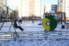 В тюменском дворе установили кухню-мастерскую для детей и турники для взрослых 