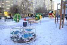 В тюменском дворе установили кухню-мастерскую для детей и турники для взрослых 